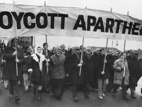Anti-apartheid marchers on their way to Twickenham rugby ground in London, December 20, 1969 (Photo: Getty Images)