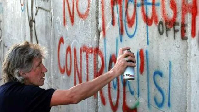 470 × 310 Roger-Waters-We-Shall-Overcome (1).jpg