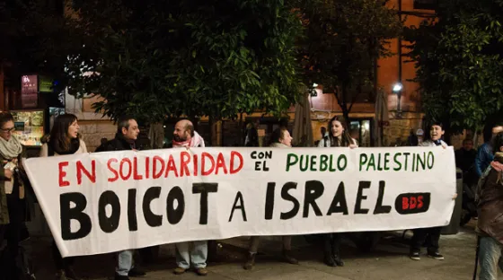 نشطاء حركة المقاطعة في فعالية تضامن مع الشعب الفلسطيني في مدريد. (By: BDS Madrid)
